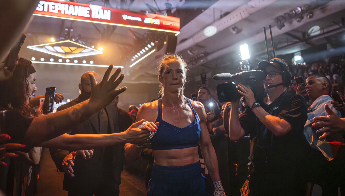 Holly Holm drops close majority decision to Stephanie Han in WBA title fight