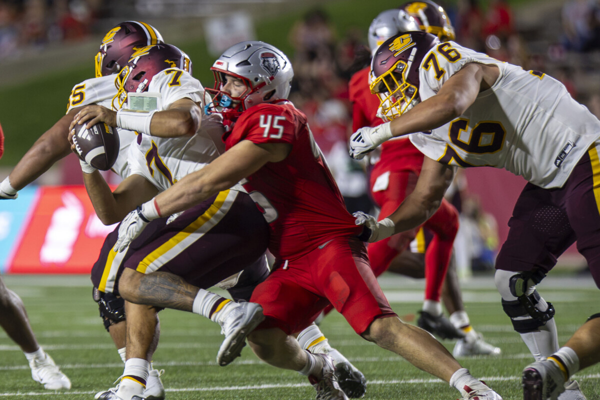 Brett Karhu in action for the UNM Lobos football team during the 2024 season