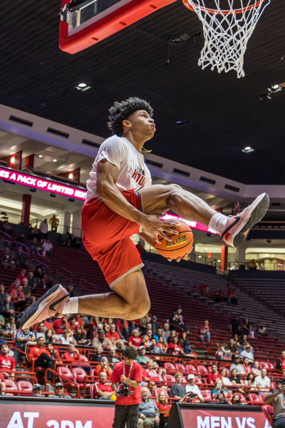 Mike Howl Newcomers shine at Lobo Howl basketball tipoff in the Pit